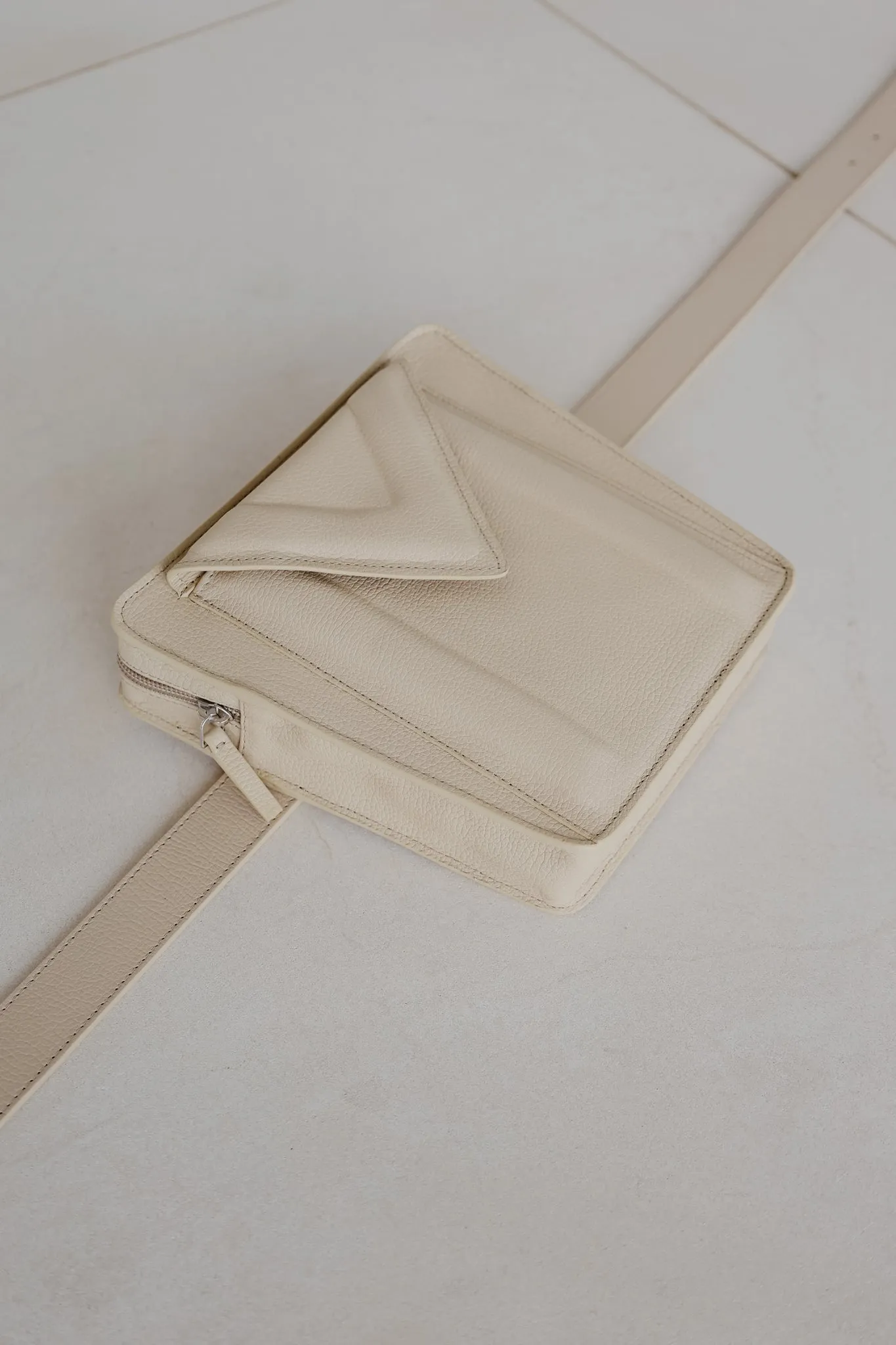 Belt Bag: Belt XL Sand Structured   Trapezium M Sand Structured