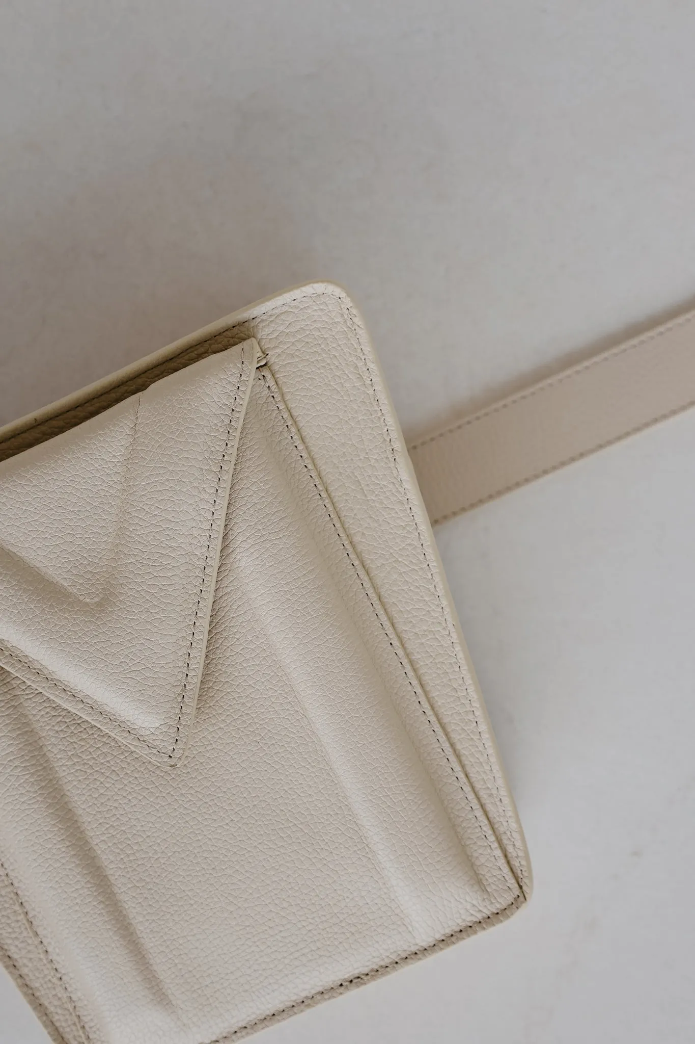 Belt Bag: Belt XL Sand Structured   Trapezium M Sand Structured