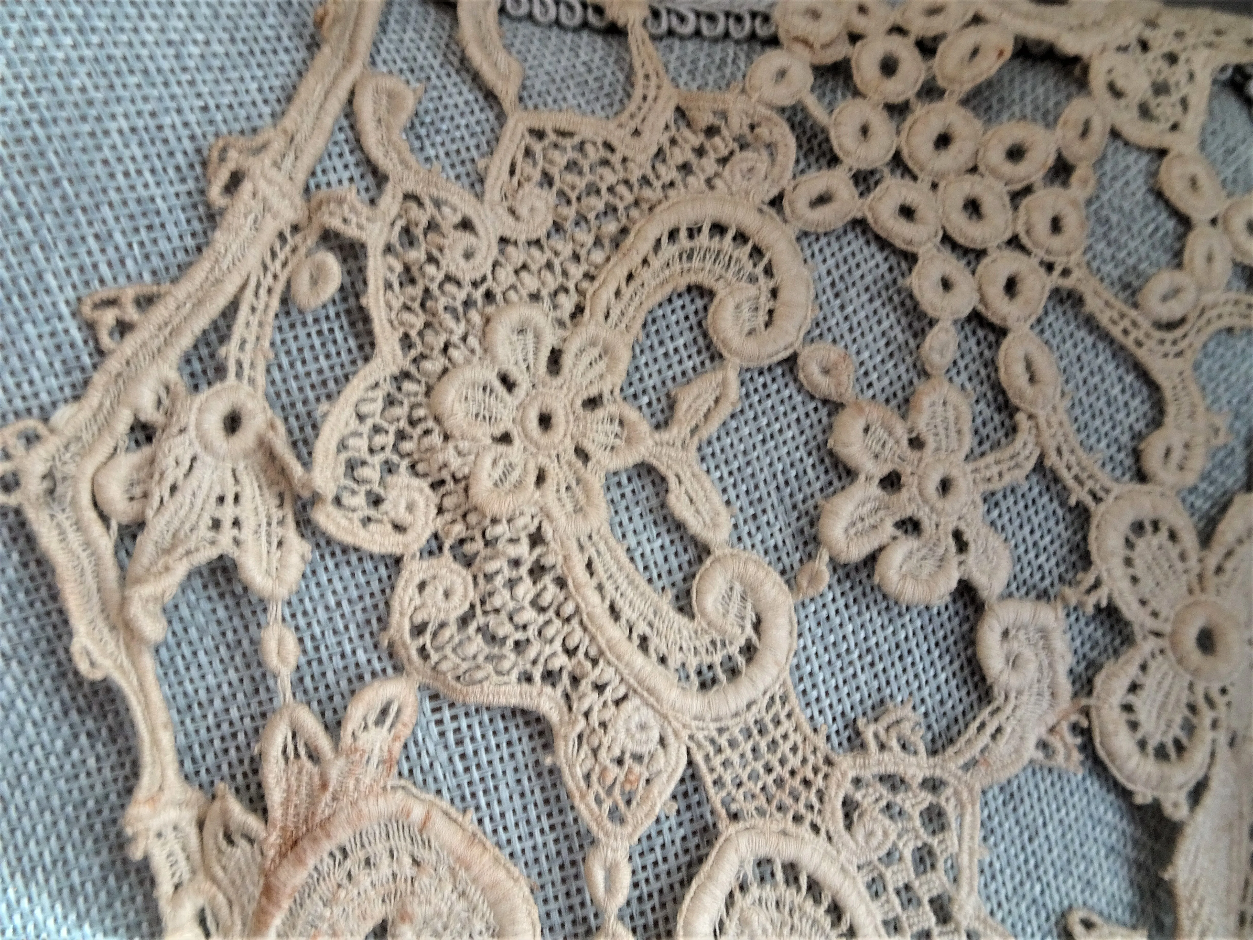 GORGEOUS Victorian Capelet Collar, Amazing Lace Design, Display or Wear, Collectible Antique Lace